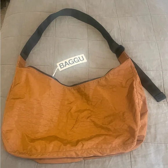 BAGGU Large Nylon Crossbody Bag - Picture 4 of 4